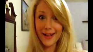 Madrasta filme de sexo com mulher bem gostosa mostra a uma jovem tímida como fazê-la comer sua buceta