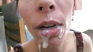 Menina branca a mulher mais gostosa do filme pornô fode um homem negro com um beijo.